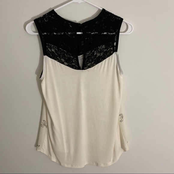 RW&CO | Sleeveless Blouse with Lace - Picture 2 of 7